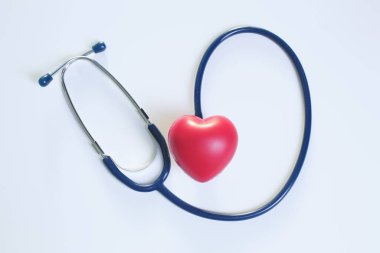 Doktorların steteskobu ve kalbi beyaz arka planda.