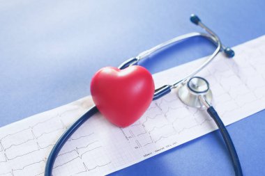 Mor zemin üzerinde kardiyogram stetoskop amd Kalp