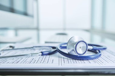 Klinikteki doktor masasında kimse yok. Kapat.