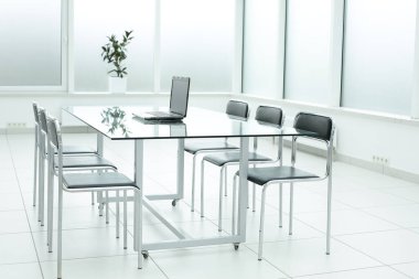 Büyük bir şirketin müdürünün ofisi. Yönetim toplantı odası. Eş çalışma