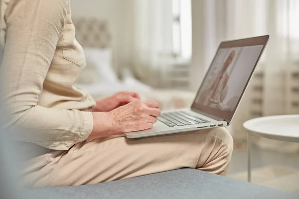 Egy Idős Távolról Kommunikál Egy Laptopon Keresztül Orvosával — Stock Fotó