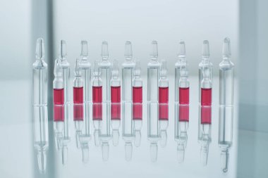 Hastanedeki cam sehpanın üzerinde çok renkli ampuller var.