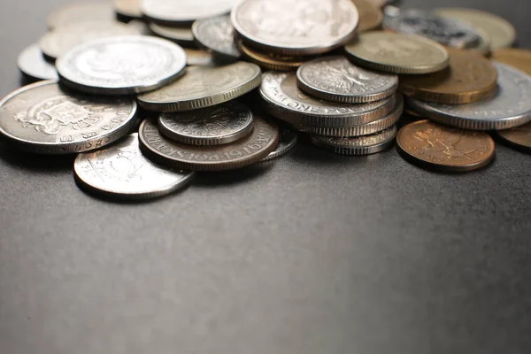 Viele Münzen auf schwarzem Hintergrund. Stapel von Münzen — Stockfoto