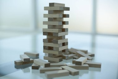 Cam masadaki tahta Jenga