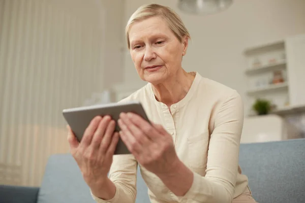 Senior Old Woman Using Digital Tablet Home Use Technology Elderly — Stock Photo, Image