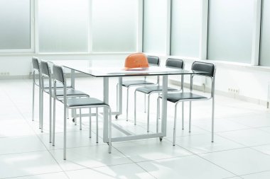 Ofisteki cam sehpanın planlarını inşa et.