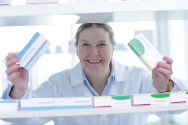 Farmacéutico Está Trabajando Mujer Con Uniforme Especial Una Mujer Mira — Foto de Stock