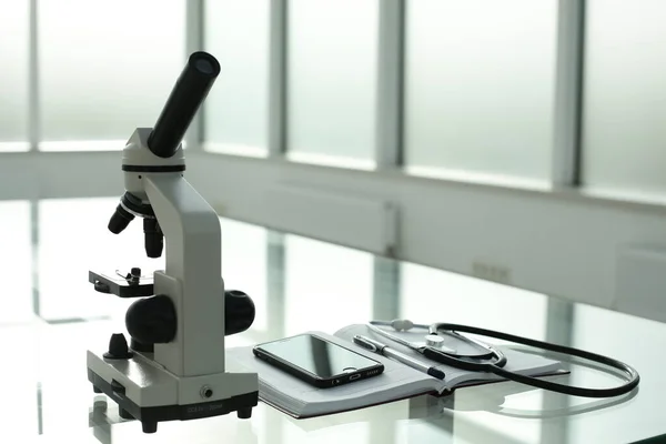 显微镜听诊器每日计划笔放在玻璃桌上 — 图库照片
