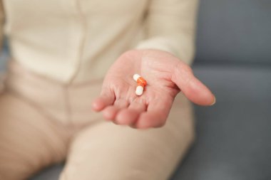 Haplar yaşlı bir adamın elindeydi. Yaşlılıkta hastalıklar. Yaşlıların sağlığıyla ilgilenmek.