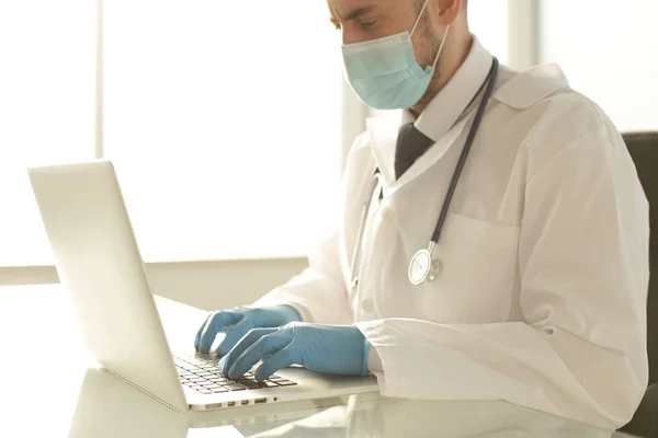 Orvos Kék Kesztyűben Gépel Laptopon Kórházban — Stock Fotó