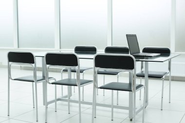 Ofisteki cam masada dizüstü bilgisayar.