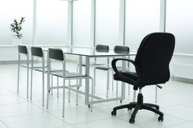 Ofisteki cam masada dizüstü bilgisayar.