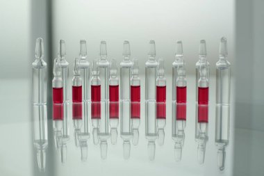 Cam bir masanın üzerinde cam ampuller.