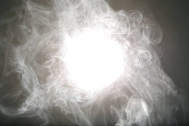 Yapay sihirli ışık, arka plandaki dumanı aydınlatıyor.