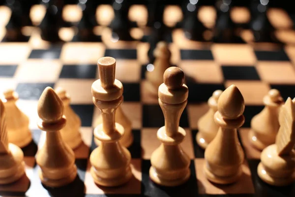 Дерев'яні шахові фігури на дошці. крупним планом — стокове фото