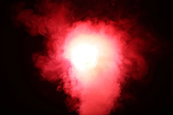 Fumo magico artificiale a luce rossa su sfondo nero — Foto Stock