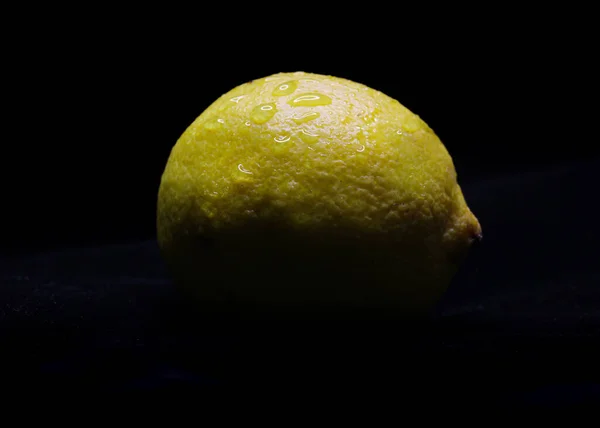 Natürliche Gelbe Zitrone Mit Wassertropfen Sehr Großer Dunkelheit Auf Schwarzem — Stockfoto