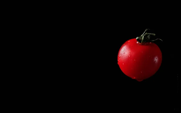 Small Red Tomato Flies Air Water Drops Wet Black Background — Stock Photo, Image
