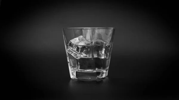 Whiskey Einem Glas Voller Kalter Prickelnder Eiswürfel Schwarz Weiß Fotografie — Stockfoto