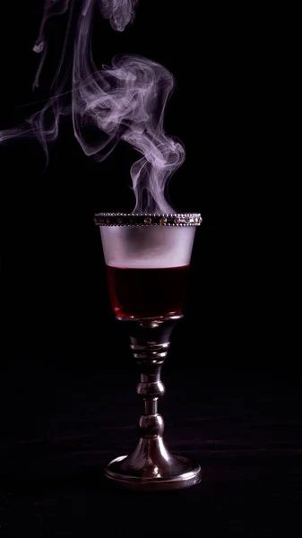 Чарівна Середньовічна Чашка Червоною Журавлиною Якої Виразний Дим Курить Можливо — стокове фото