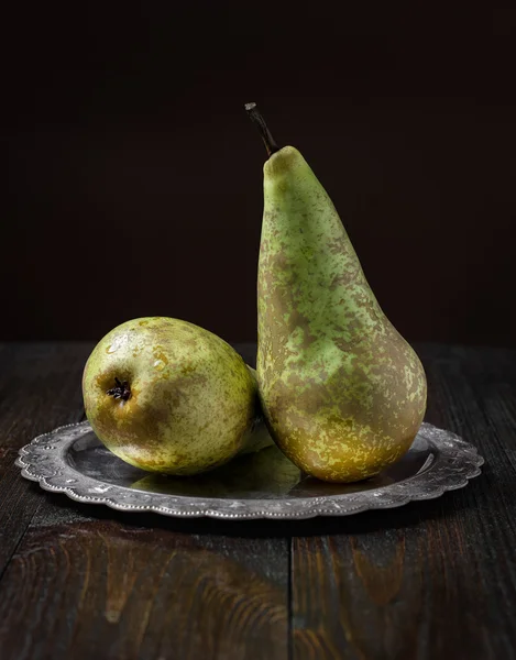 Natureza morta com peras e utensílios de cozinha vintage sobre fundo de madeira — Fotografia de Stock