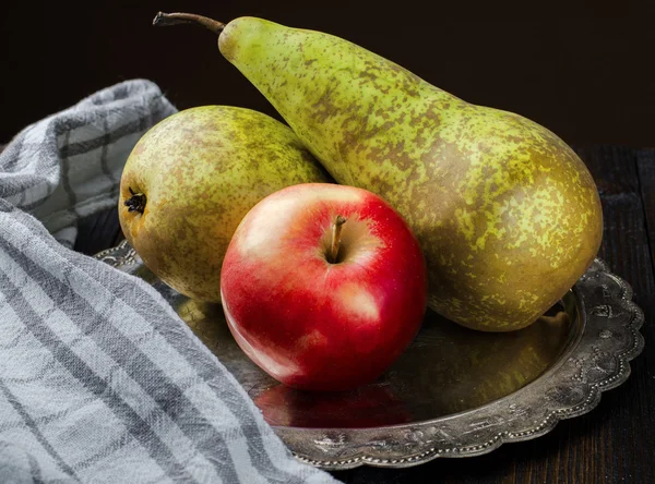 Αχλάδια και apple, vintage πλάκα με χαρτοπετσέτα σε φόντο ξύλινη — Φωτογραφία Αρχείου