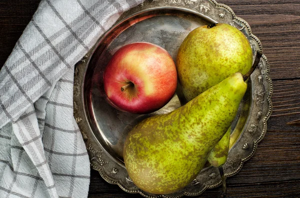 Αχλάδια και apple, vintage πλάκα σε φόντο ξύλινη, κάτοψη — Φωτογραφία Αρχείου