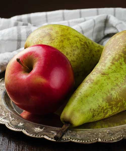 Δύο αχλάδια και apple, vintage πλάκα σε ξύλινα φόντο, κοντινό πλάνο — Φωτογραφία Αρχείου