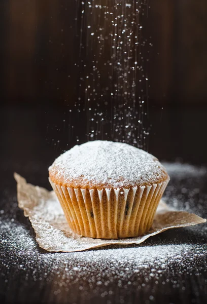 Düşme Closeup toz şeker kek, koyu arka plan üzerinde — Stok fotoğraf