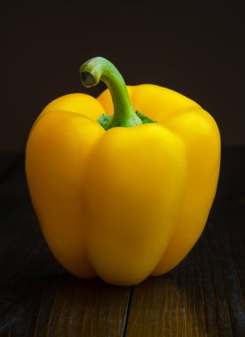 Ahşap bir masa, closeup üzerinde sarı biber