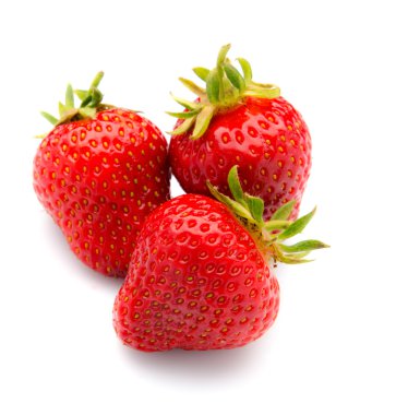 Beyaz bir arka plan üzerinde izole yapraklarla üç trawberries.