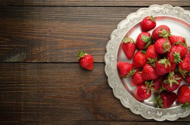 çilek eski tabakta, ahşap arka plan Üstten Görünüm