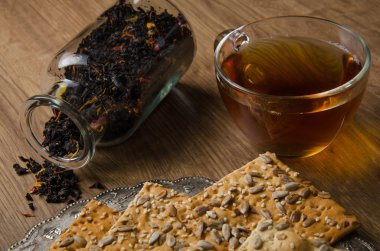 Ahşap arka plan üzerinde çay kavanozu