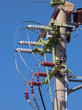 yüksek voltaj güç hatları