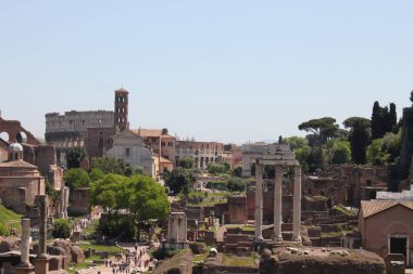 Roma Forumu 'nun harabelerinin manzarası. İtalya