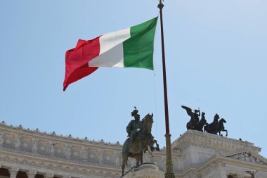 İtalya bayrağı rüzgarda dalgalanıyor. Roma