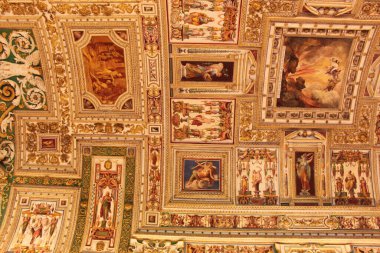 ROME, İtalya-Nisan, 28, 2012-Kubbe ve St. Peter Bazilikası 'nın boyanmış tavanları