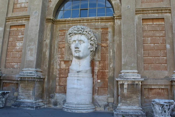 Vatikan 'da Gaius Julius Caesar Augustus' un heykeli