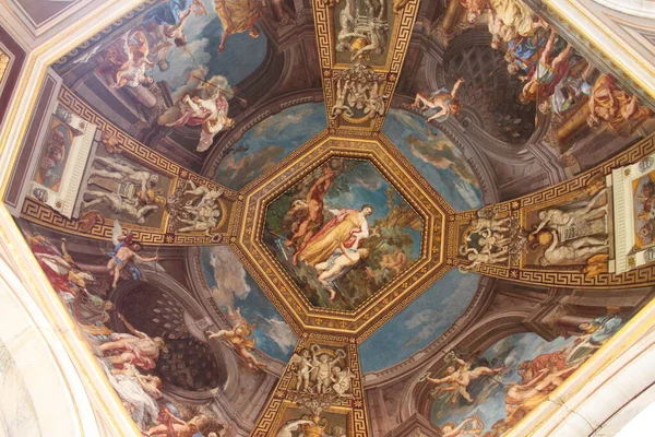 ROME, İtalya-Nisan, 28, 2012-Kubbe ve St. Peter Bazilikası 'nın boyanmış tavanları