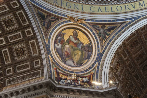 ROME, İtalya-Nisan, 28, 2012-Kubbe ve St. Peter Bazilikası 'nın boyanmış tavanları