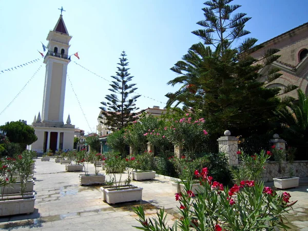 Zakynthos şehri. Adanın sokakları ve eğlence merkezleri. St. Dionysius Kilisesi, çan kulesi, liman. Zakynthos Adası, Yunanistan