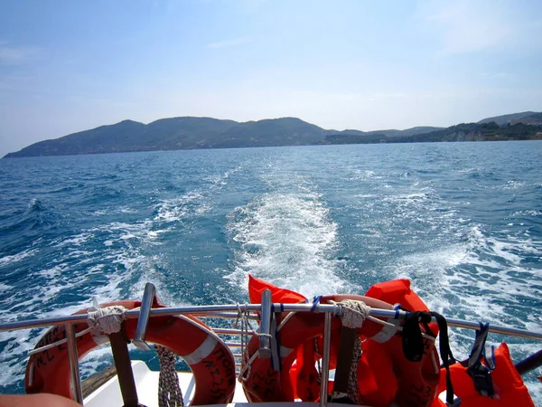 Zevk teknesiyle Zakynthos adasını gezmek. Beyaz kireçtaşından kayalık kıyılar. Beyaz kumlu plajlar. Yunanistan