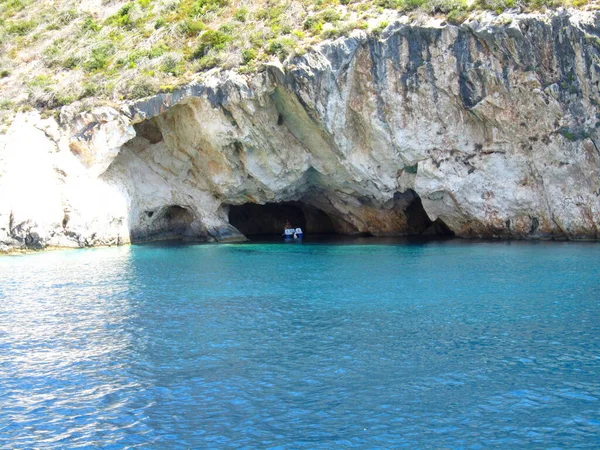 Zevk teknesiyle Zakynthos adasını gezmek. Beyaz kireçtaşından kayalık kıyılar. Beyaz kumlu plajlar. Yunanistan