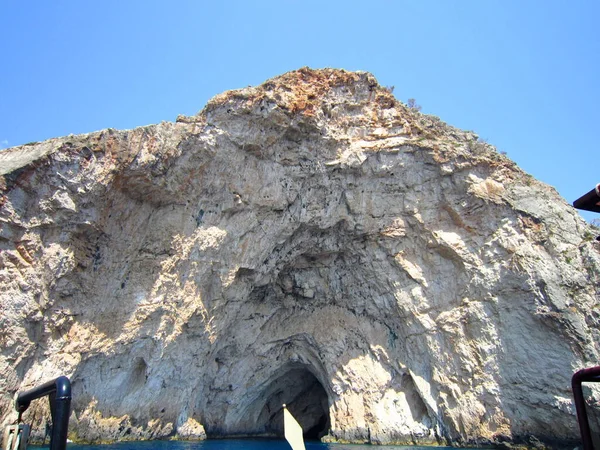 Zevk teknesiyle Zakynthos adasını gezmek. Beyaz kireçtaşından kayalık kıyılar. Beyaz kumlu plajlar. Yunanistan