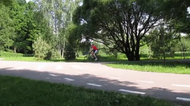 Folk Idrottar Parken Våren Soligt Väder Rollerblade Cykel Skateboard Kör — Stockvideo