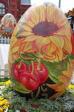 Moskova, Rusya - 8 Nisan 2018: Renkli Paskalya yumurtaları. Bahar tatilleri için şehrin sokak dekorasyonunun kutlaması. Mutlu Paskalyalar.