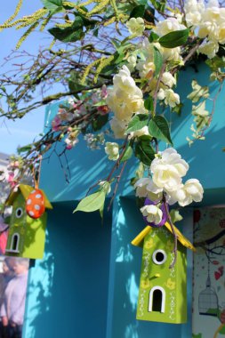 Güzel bir çiçek kompozisyonu bir kuş evi ve asılı bir Paskalya yumurtası. Bahar tatilleri için şehrin sokak dekorasyonunun kutlaması. Mutlu Paskalyalar. Moskova