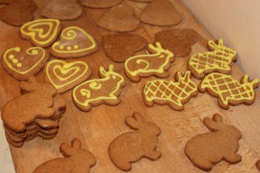 Kurabiyeler sarı Paskalya zencefilli tavşanlar ahşap arka planda