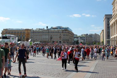 Moskova, Rusya - 30 Haziran 2018: FIFA Dünya Kupası, Moskova 2018. Şehir merkezinde farklı ülkelerden turistler ve taraftarlar yürüyor.