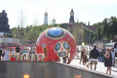 Moskova, Rusya - 16 Haziran 2018: FIFA Dünya Kupası, Moskova 2018. Şehir merkezinde farklı ülkelerden turistler ve taraftarlar yürüyor.